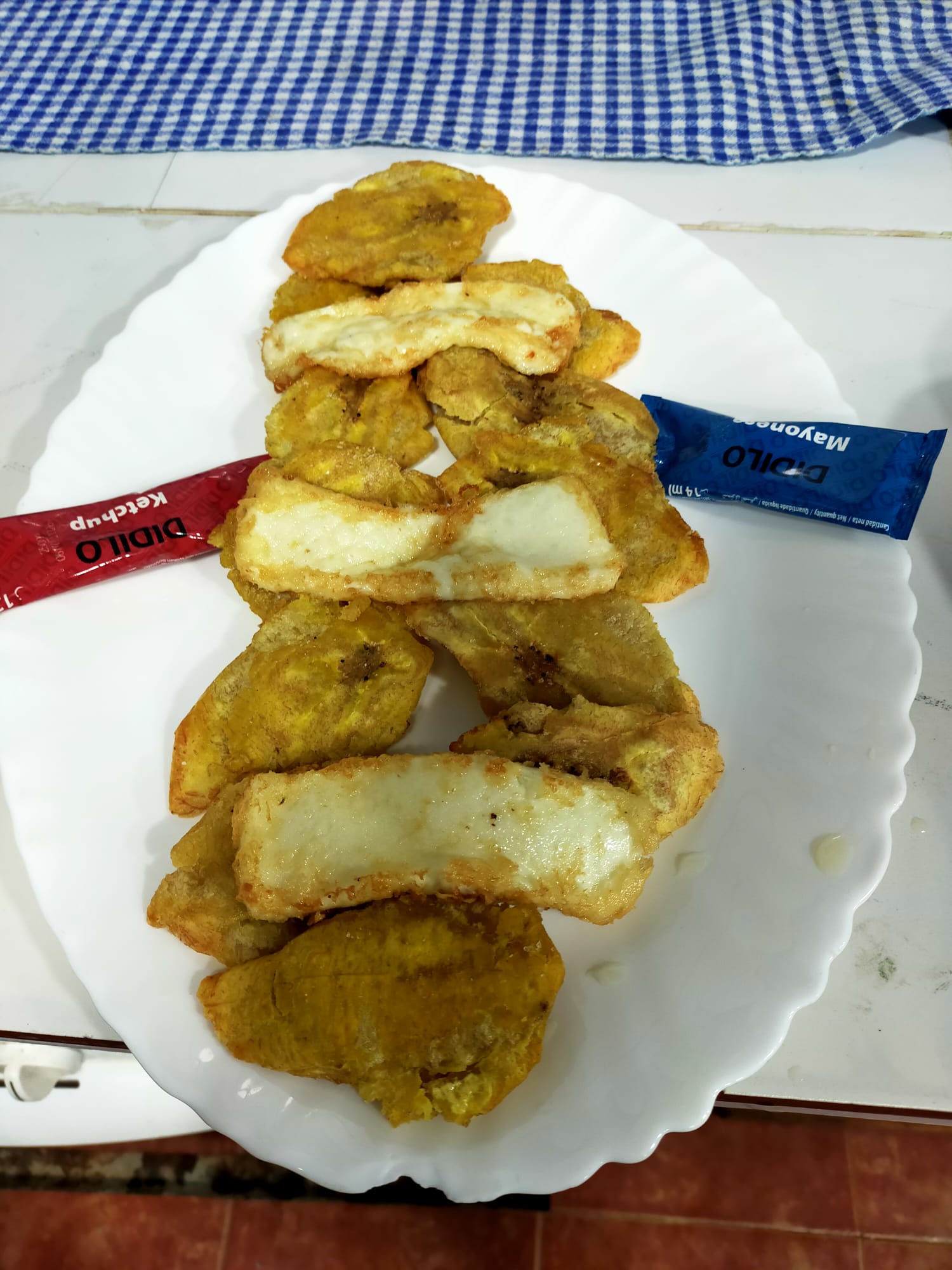 Plato de patacones con queso dominicano.